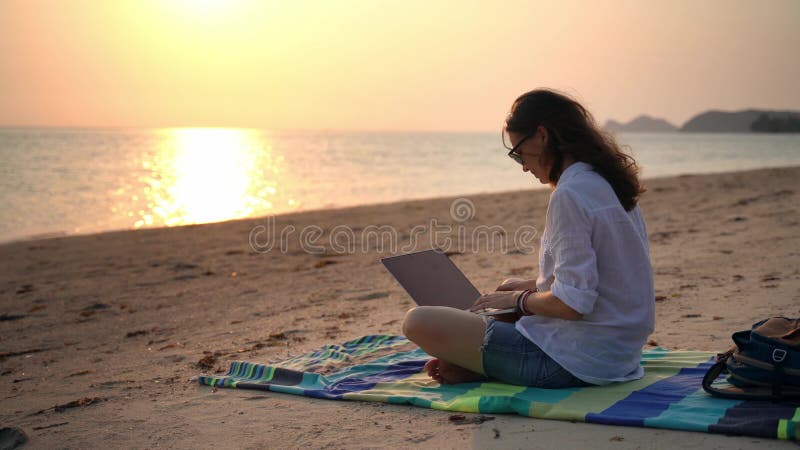 Femme écrivain Taper L'histoire Sur Le Clavier D'ordinateur Portable.  Fermeture De La Vue Côté Main. Banque De Vidéos - Vidéo du affaires,  transmission: 268498032