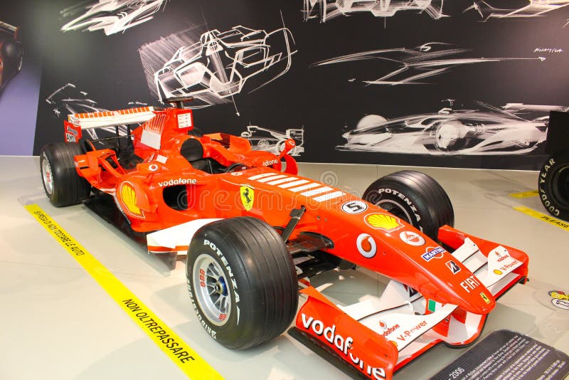 Un'automobile di formula 1 di Ferrari nel museo di Ferrari, Maranello, Italia fotografia stock libera da diritti Un'automobile di formula 1 di Ferrari nel museo di Ferrari, Maranello, Italia fotografia stock libera da diritti