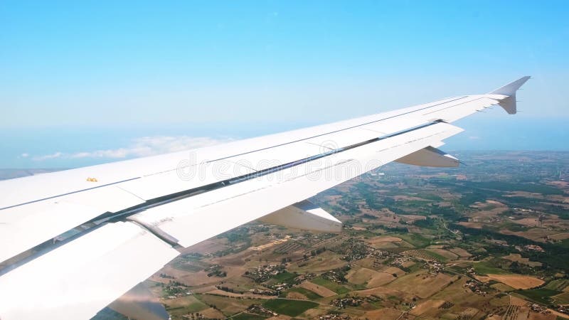 Un avion descend pour atterrir. vue depuis la fenêtre de l'avion d'une aile avec des volets surélevés ouverts. spoilers en action clips vidéos