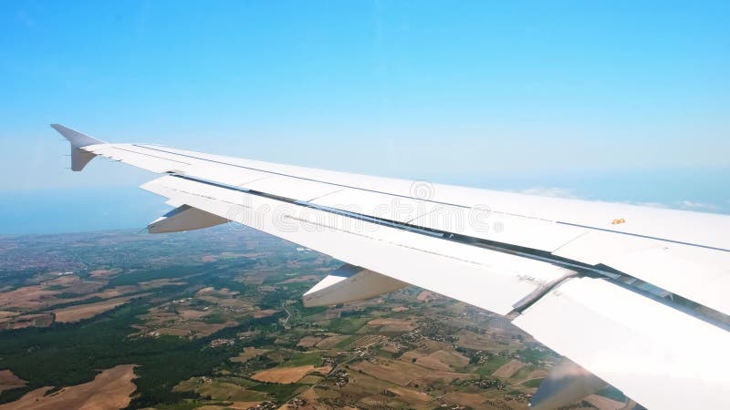 Un avion descend pour atterrir. vue depuis la fenêtre de l'avion d'une aile avec des volets surélevés ouverts. spoilers en action clips vidéos
