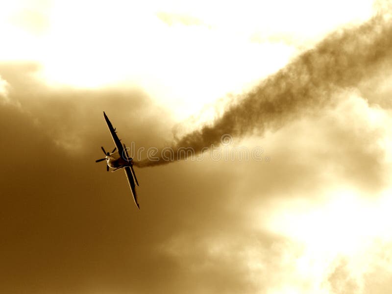 Un avion effectuant la voie de fumée photo stock Un avion effectuant la voie de fumée photo stock