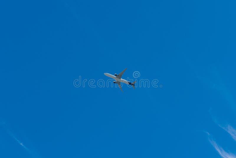 Un avión aéreo volando sobre un fondo azul turbio