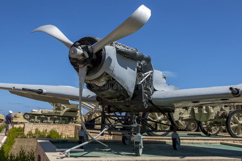 Un avión de combate en la exhibición en el museo de la guerra de El Alamein en Egipto fotos de archivo