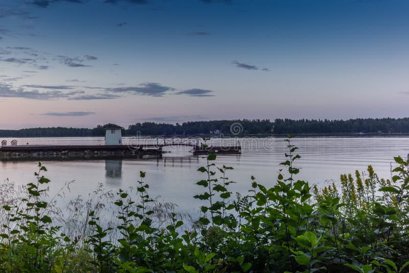 Un bagnino tradizionale e un riparo cambiante del vestito su un pilastro di legno vicino alla città di Porvoo in Finlandia al tra fotografia stock libera da diritti Un bagnino tradizionale e un riparo cambiante del vestito su un pilastro di legno vicino alla città di Porvoo in Finlandia al tra fotografia stock libera da diritti