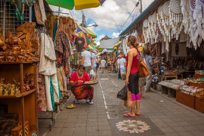 Un balinese et une femme européenne au marché photographie stock Un balinese et une femme européenne au marché photographie stock