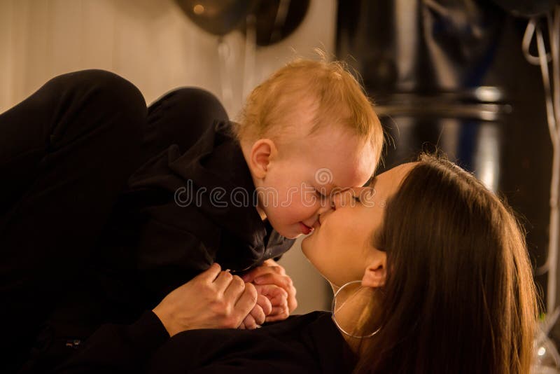 Un bambino allegro con la madre che gioca al chiuso. fotografia stock libera da diritti