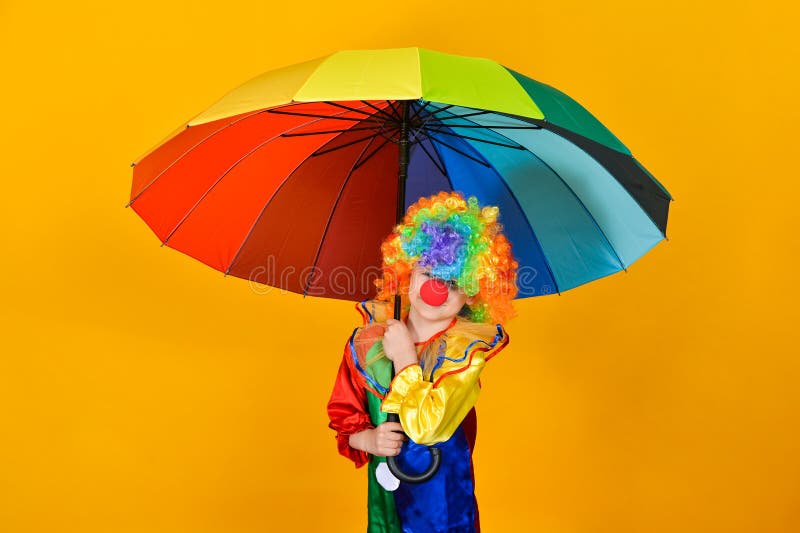 Un Bambino Clown Con Una Maschera Con Un Ombrello Di Colore Grande Su Uno Sfondo Giallo Crea Un Umore Festoso Fotografia Stock - Immagine di divertente, mimo: 177482350 Un Bambino Clown Con Una Maschera Con Un Ombrello Di Colore Grande Su Uno Sfondo Giallo Crea Un Umore Festoso Fotografia Stock - Immagine di divertente, mimo: 177482350