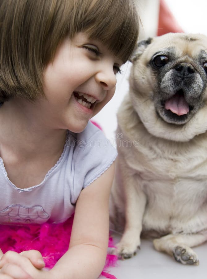 Un bambino in giovane età adorabile bello con pug fotografia stock libera da diritti Un bambino in giovane età adorabile bello con pug fotografia stock libera da diritti