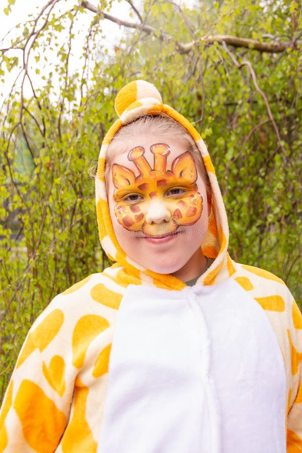 Donna divertente della pelle scura in kigurumi della giraffa  all'illustrazione piana di vettore della festa a tema. femmina sorridente  che posa in costume animale carino isolato su bianco. persona felice che  indossa un comodo abbigliamento da casa o da notte.