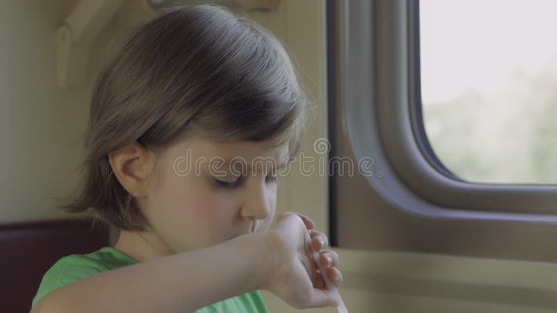 Un bambino mangia il pranzo seduto in uno scomparto del treno mentre viaggia