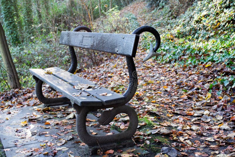 Un banc en bois en automne photos stock Un banc en bois en automne photos stock