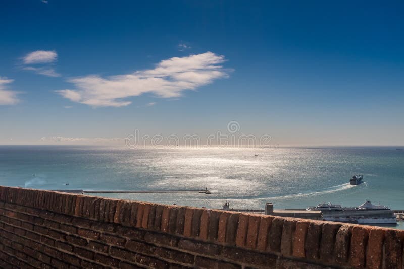 Un barco de cruceros que sale del puerto de Barcelona en un día de primavera soleado foto de archivo libre de regalías Un barco de cruceros que sale del puerto de Barcelona en un día de primavera soleado foto de archivo libre de regalías