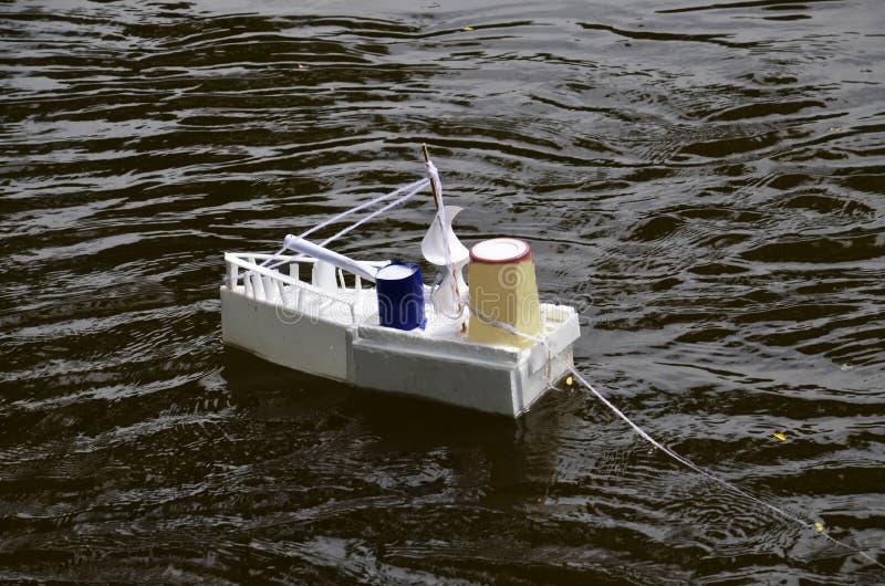 Un Barco De Juguetes Casero Con Una Pistola En El Agua El Bote Se Está Escurriendo En El Estanque Foto de archivo - Imagen de juguetes, está: 173417540
