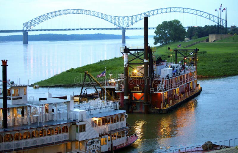 Un barco de la gabarra y del vapor en la Memphis céntrica se abriga