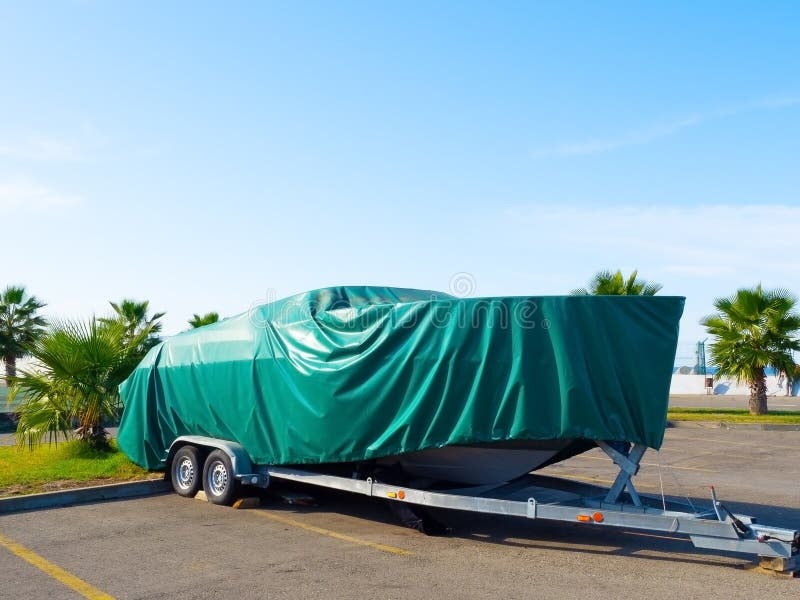 Le Bateau à Moteur Est Recouvert D'une Couverture Et Se Tient à L