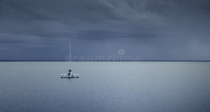 Un bateau dans seul l'avant images libres de droits Un bateau dans seul l'avant images libres de droits