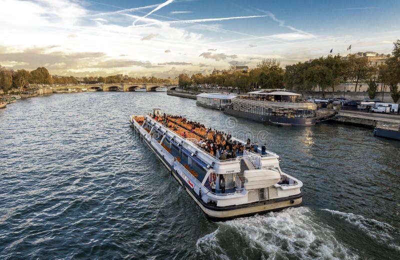 Une Petite Croisiere En Bateau Mouche