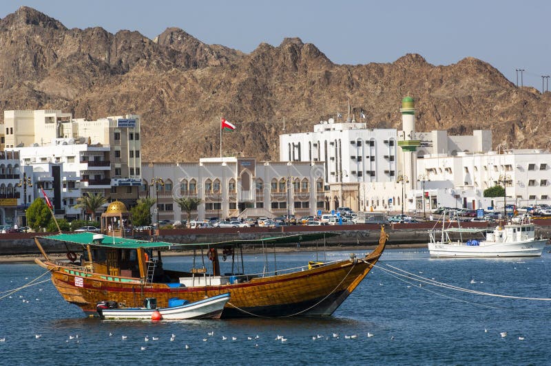 Un bateau de touristes a amarré dans le port de Muscat images libres de droits Un bateau de touristes a amarré dans le port de Muscat images libres de droits
