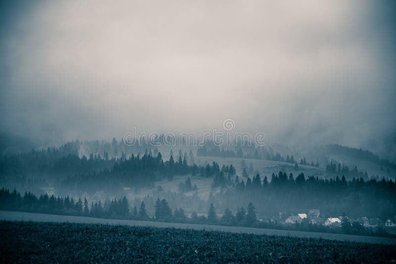 Un beau, abstrait paysage monochrome de montagne dans la tonalité bleue photo stock Un beau, abstrait paysage monochrome de montagne dans la tonalité bleue photo stock