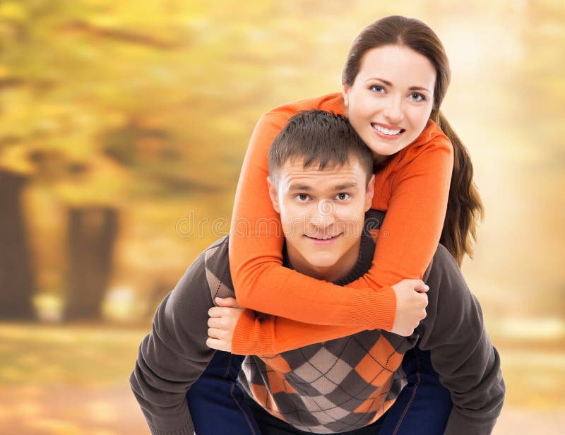 Un beau couple appréciant étant ensemble en parc d'automne image libre de droits