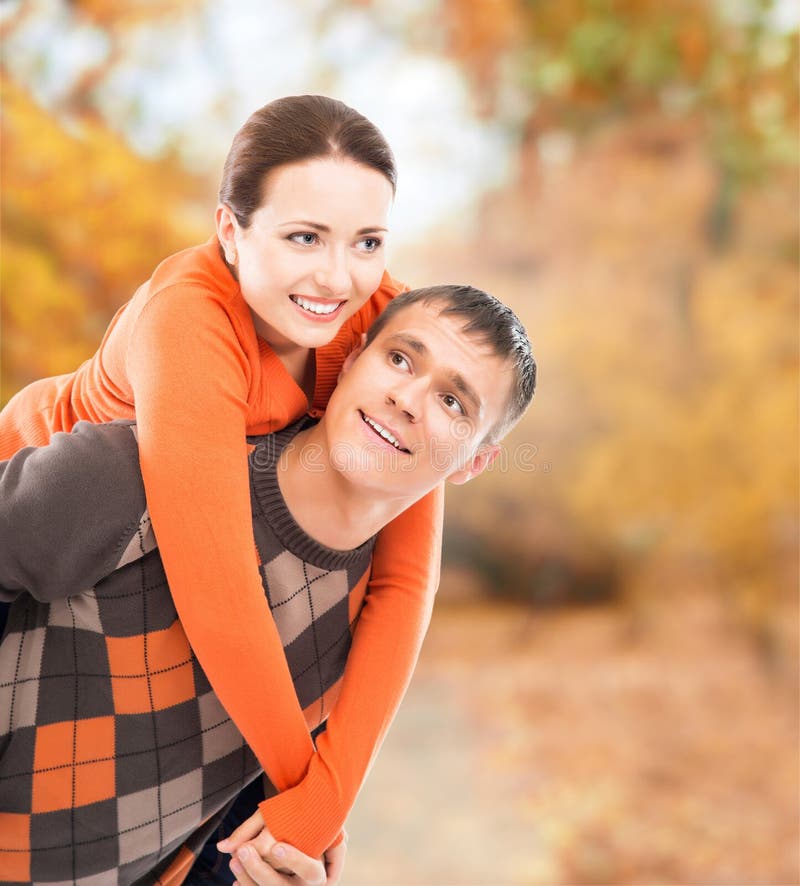 Un beau couple appréciant étant ensemble en parc d'automne photo stock