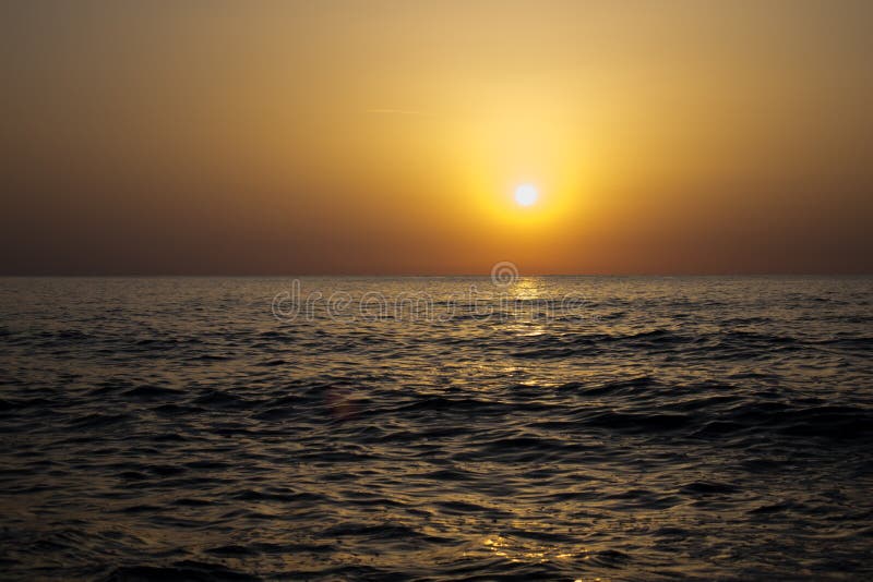 Un beau lever de soleil sur l'oc?an la mer tranquille dont le soleil se lève image stock Un beau lever de soleil sur l'oc?an la mer tranquille dont le soleil se lève image stock