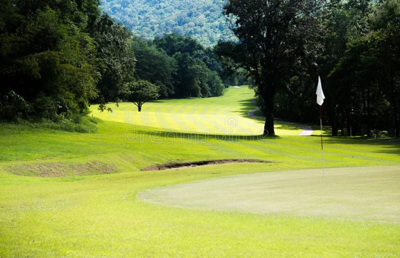 Un beau terrain de golf pendant le jour ensoleillé photo libre de droits Un beau terrain de golf pendant le jour ensoleillé photo libre de droits