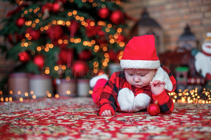 Un Bebé De Seis Meses Vestido Como Santa Claus Fondo De La Tarjeta De  Navidad El Niño Mira Hacia Abajo Al Lugar Para Inscribirse Imagen de  archivo - Imagen de miradas, viejo:
