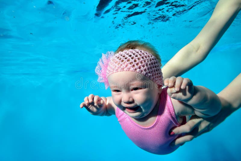 Un Bebé Llorando En Brazos De Su Madre Bajo El Agua En La Infantil. Mamá La Pone Bajo El Agua. Un Poco Foto de archivo - Imagen de burbujas: 217611570