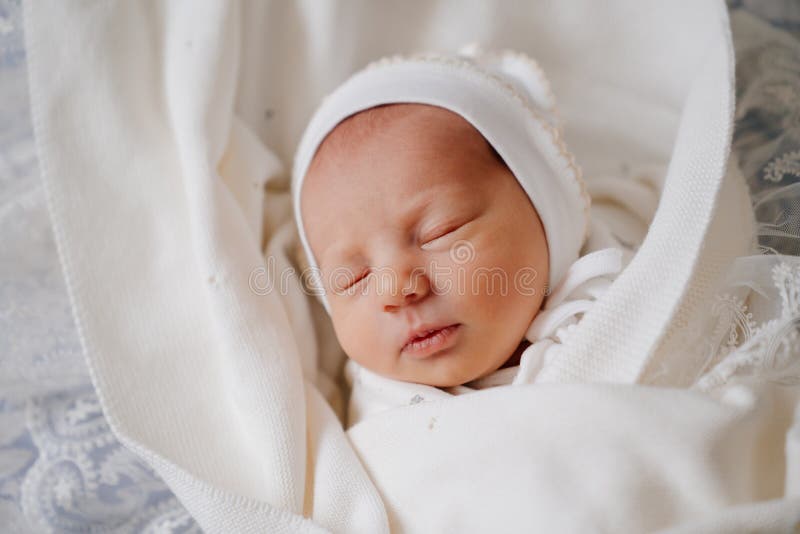Un Recién Nacido Bonito Duerme Con Ropa Blanca. Vestimenta Para El Alta Hospitalaria. Imagen de archivo de hospital, 222940369