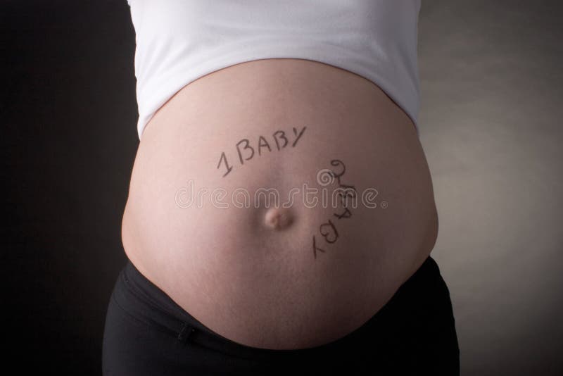 Un Bebe Vientre De Dos Bebes Imagen De Archivo Imagen De Embarazado Junto Un Bebe Vientre De Dos Bebes Imagen De Archivo Imagen De Embarazado Junto