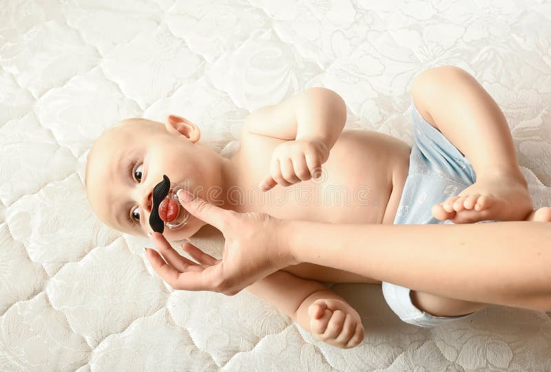 Un Bel Bambino Con Un Pacificatore In Bocca Sotto Forma Di Baffi Emozioni Divertenti Per Bambini Igiene Per Bambini Fotografia Stock Immagine Di Divertente Gioia