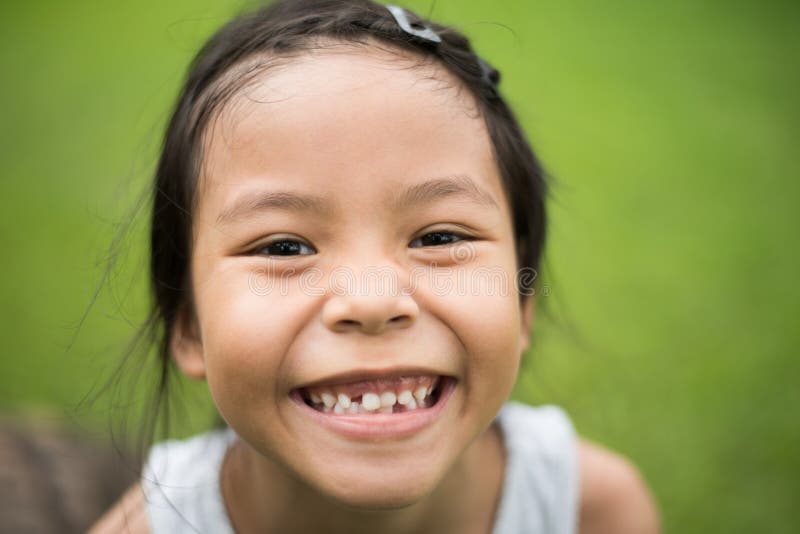 Un bel faccino con un sorriso che guarda la telecamera immagine stock libera da diritti Un bel faccino con un sorriso che guarda la telecamera immagine stock libera da diritti