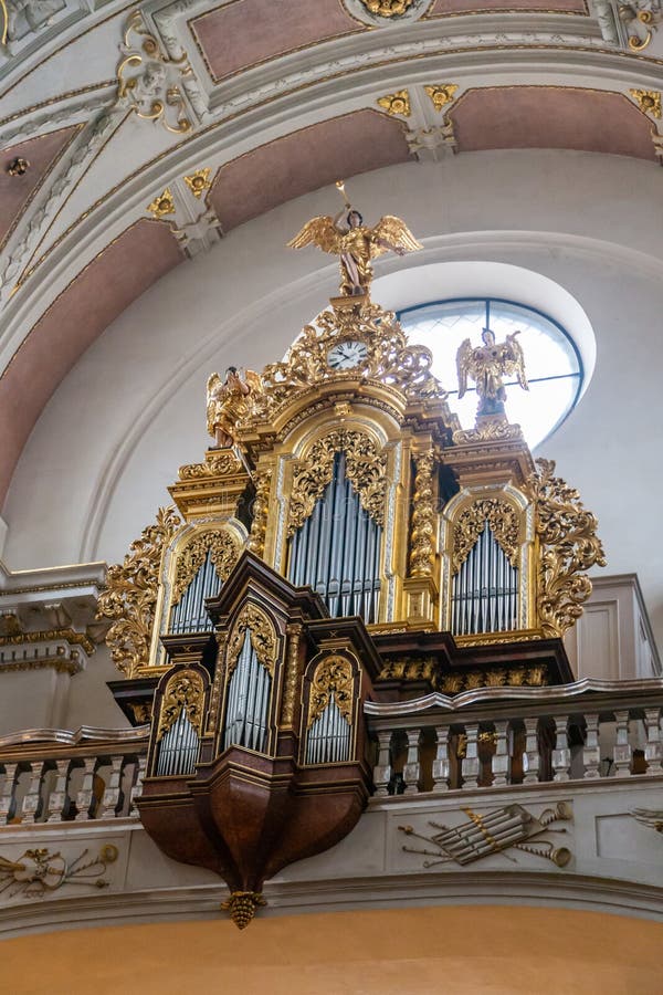 Un bel organe doré découpé dans une des églises de vieux Prague images stock Un bel organe doré découpé dans une des églises de vieux Prague images stock