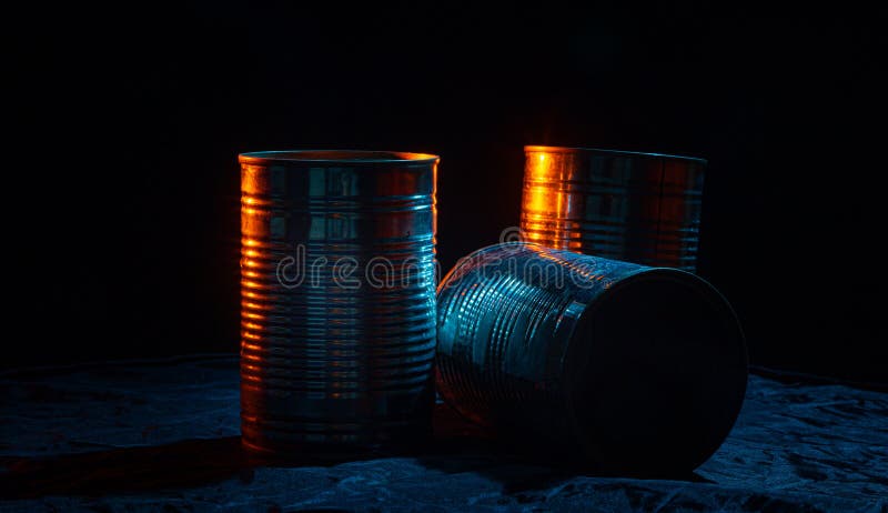 Un bellissimo studio girato con una lattina di cibo vuota con riflessi luminosi. luce arancione e blu