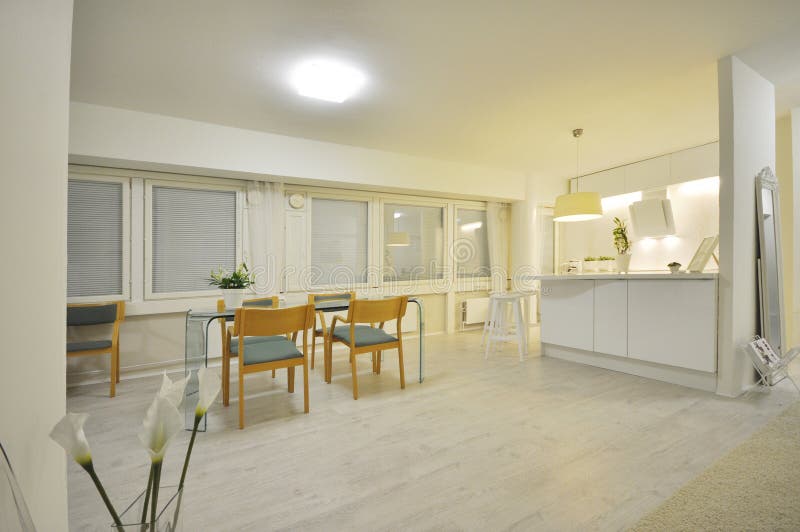 Un bello, interno calmo e lussuoso del Ministero degli Interni decorato con stile scandinavo e una tavola di vetro italiana, indi immagini stock Un bello, interno calmo e lussuoso del Ministero degli Interni decorato con stile scandinavo e una tavola di vetro italiana, indi immagini stock