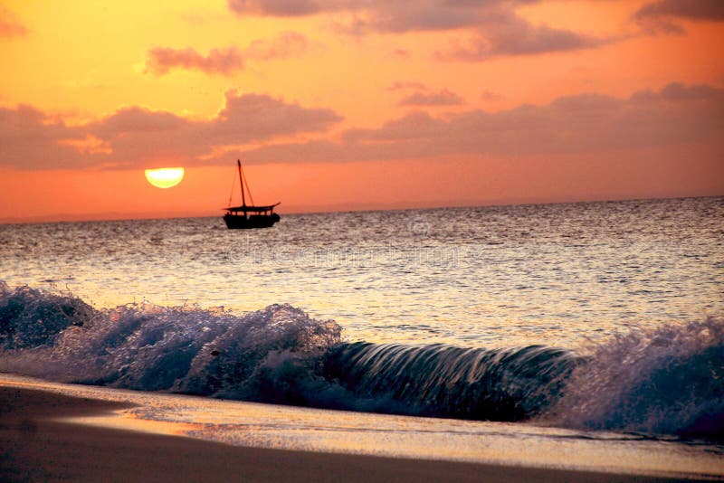 Un bello tramonto africano con un dhow immagine stock libera da diritti Un bello tramonto africano con un dhow immagine stock libera da diritti
