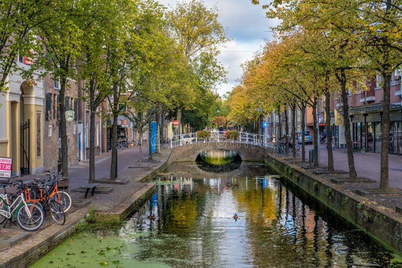 Un bello vecchio canale storico nel centro di Delft, Paesi Bassi fotografia stock Un bello vecchio canale storico nel centro di Delft, Paesi Bassi fotografia stock