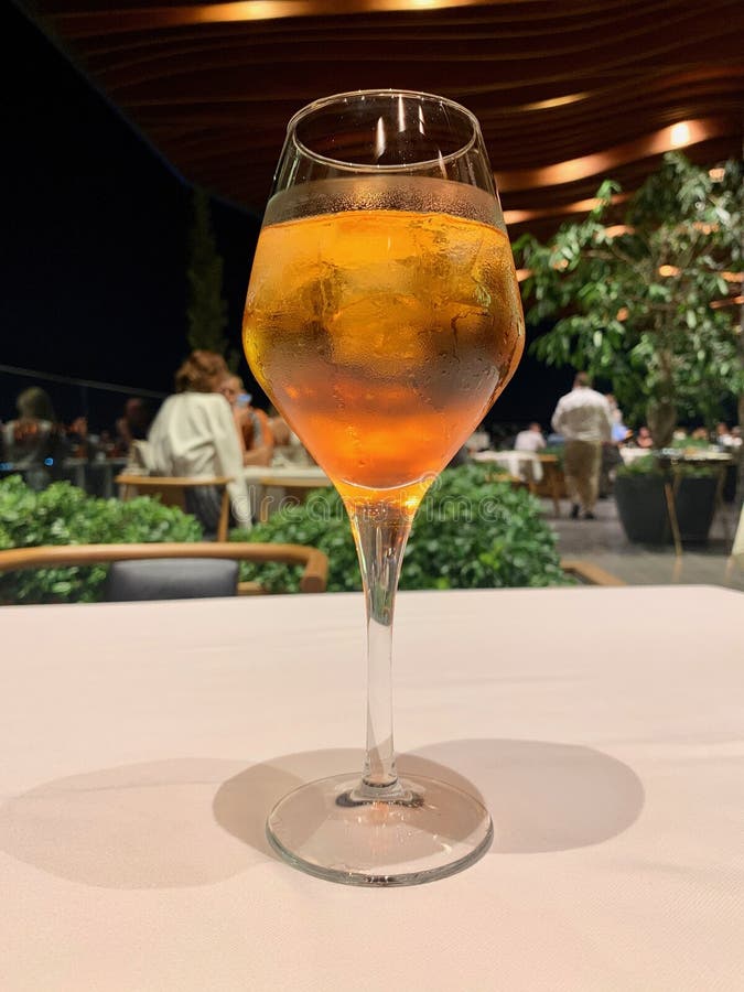 Un Bicchiere Di Alcool Aperol Spritz Con Ghiaccio Bicchieri Da