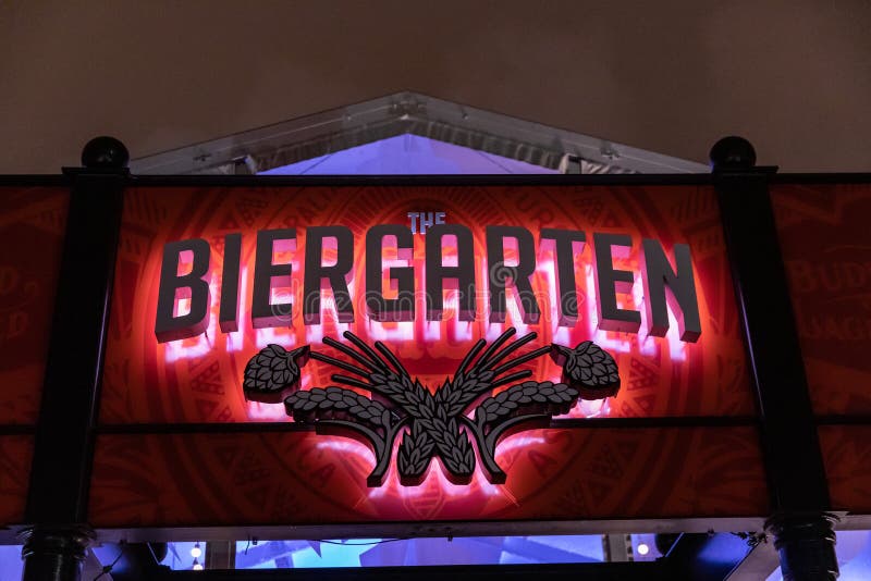 Un Biergarten canta y logo en un pabellón de degustación de cerveza en la cervecería Anheuser-Busch fotografía de archivo Un Biergarten canta y logo en un pabellón de degustación de cerveza en la cervecería Anheuser-Busch fotografía de archivo
