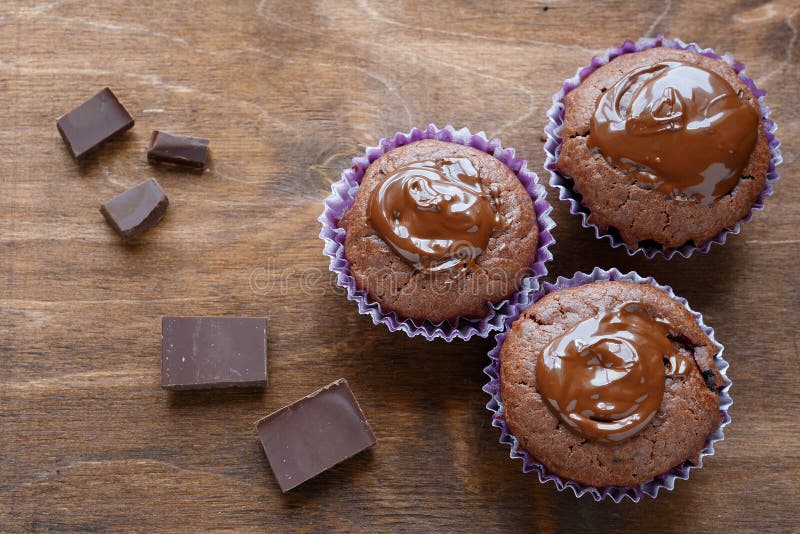 Un bigné di tre cioccolato fotografia stock Un bigné di tre cioccolato fotografia stock