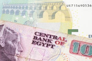 Un Billete De Cinco Euros Con Una Libra Egipcia Foto De Archivo Un Billete De Cinco Euros Con Una Libra Egipcia Foto De Archivo