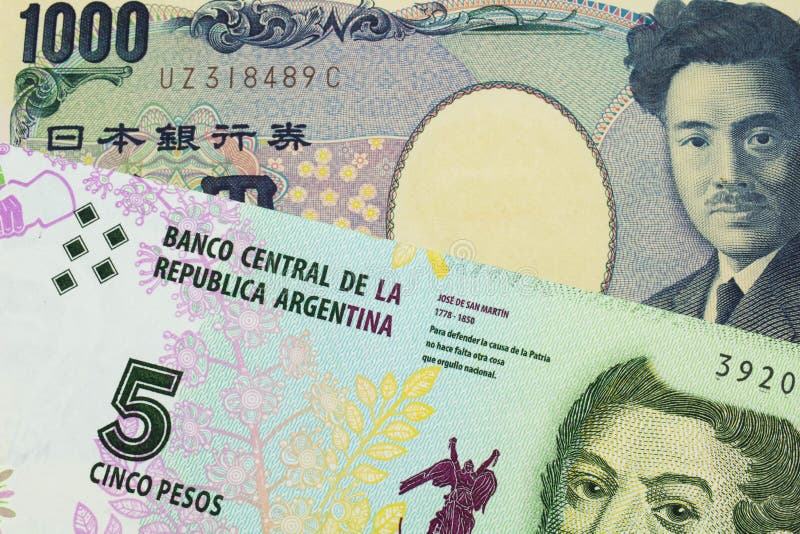 Un Billete De Cinco Pesos De Argentina Con El Mexicano Veinte Billetes un-billete-de-cinco-pesos-de-argentina-con-el-mexicano-veinte-billetes