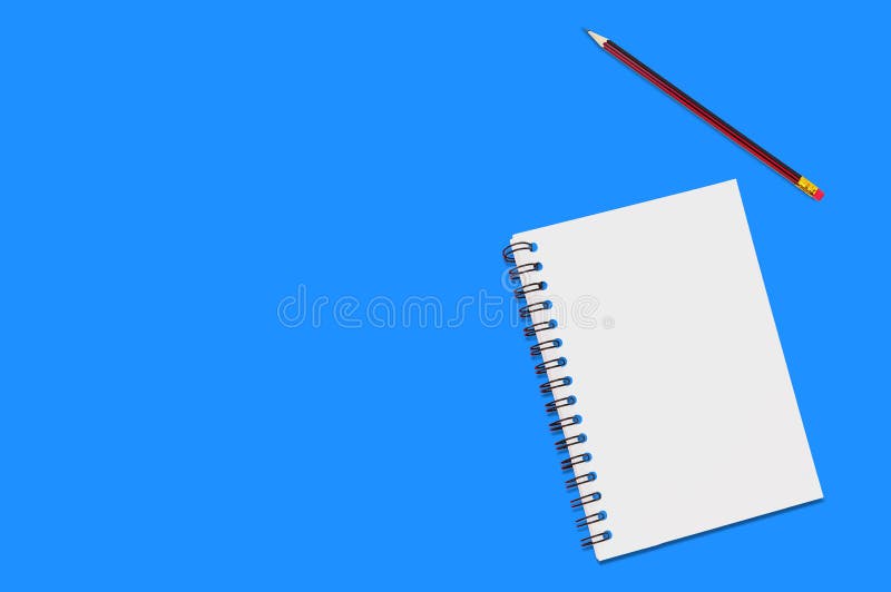 Un blocco note della carta con il raccoglitore a spirale e fogli bianchi vicino alle bugie di legno della matita della tavola blu immagini stock Un blocco note della carta con il raccoglitore a spirale e fogli bianchi vicino alle bugie di legno della matita della tavola blu immagini stock