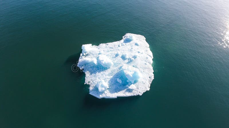 Un bloque solo de hielo fotografía de archivo libre de regalías Un bloque solo de hielo fotografía de archivo libre de regalías