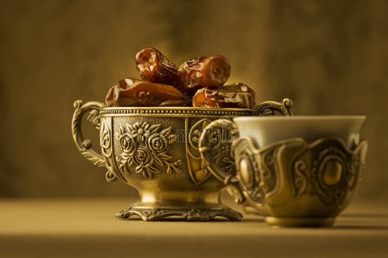 Un bol de dattes et de thé. photographie stock