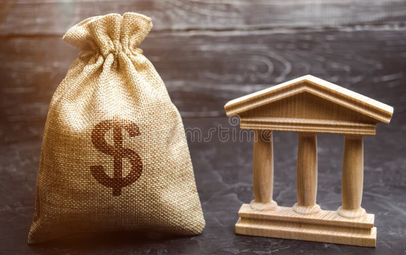 Un bolso con el dinero del dólar y un banco o un edificio del gobierno Depósitos, inversión en el presupuesto Concesiones y subsi