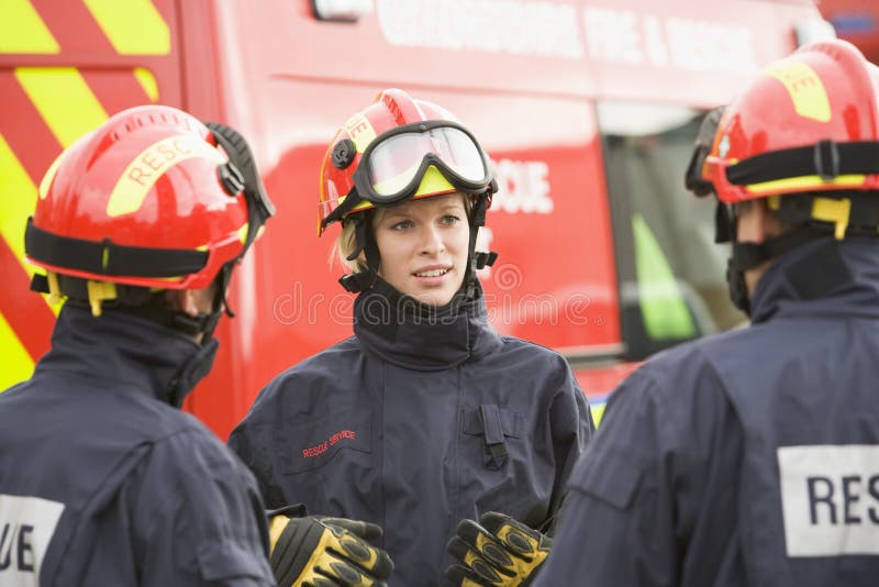 Un bombero que da instrucciones a sus personas fotografía de archivo libre de regalías Un bombero que da instrucciones a sus personas fotografía de archivo libre de regalías