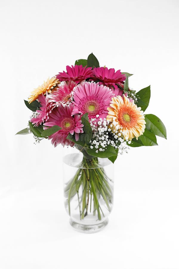 Un bouquet colorato con gerberas in un vaso di vetro fotografia stock libera da diritti