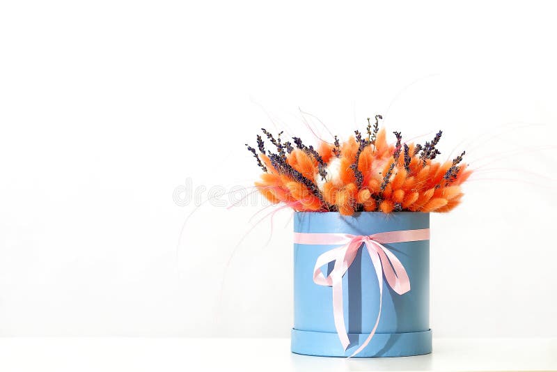 Un bouquet de belles fleurs sèches Cadeau pour la carte de voeux du jour ou de la maman images stock Un bouquet de belles fleurs sèches Cadeau pour la carte de voeux du jour ou de la maman images stock